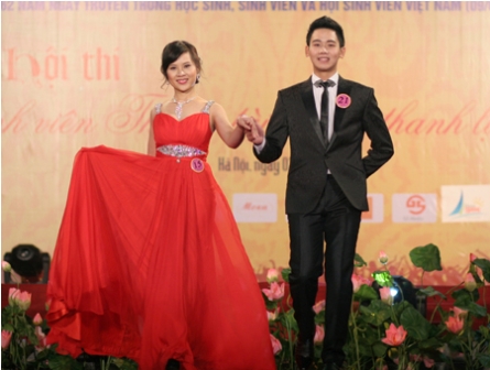 Sang trọng, quyến rũ với váy dạ hội.