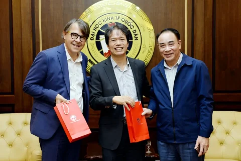 d76435e4-c703-4aaa-baee-ef4cbe9943d9