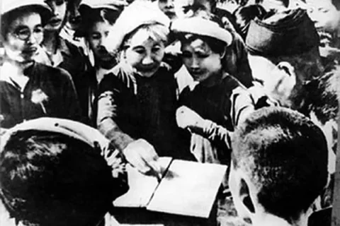 Cu Tri Ngoai Thanh Ha Noi Bo Phieu Bau Dai Bieu Quoc Hoi Khoa I Ngay 6 1 1946. Anh Tu Lieu