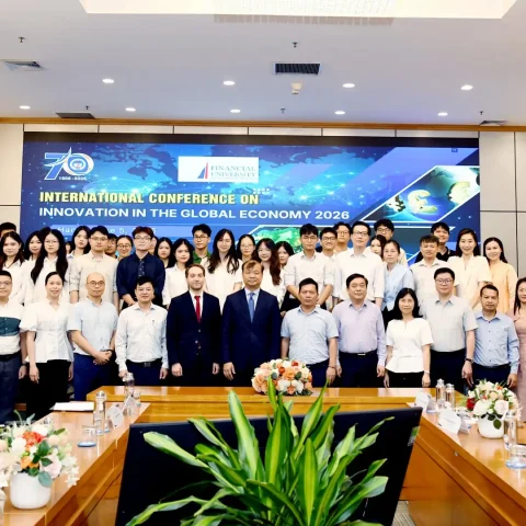 6. Các đại biểu tham gia Hội thảo chụp hình lưu niệm